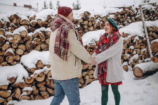 Belos Jovens Casal Amantes Uma Data Parque Inverno Homem Ama — Fotografia de Stock