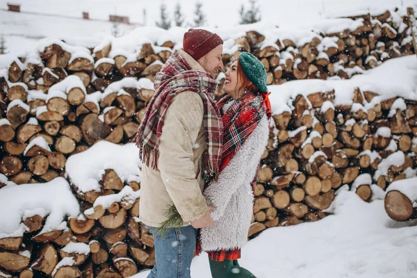 Hermosos Jóvenes Amantes Pareja Una Cita Parque Invierno Hombre Ama —  Fotos de Stock