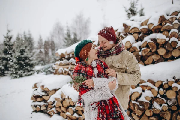 Kış parkta güzel genç insanlar çift aşık bir tarihte bir adam, bir kadın bir tarih Sevgililer günü doğada seviyor.
