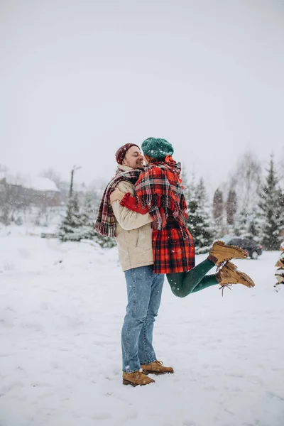 Hermosos Jóvenes Amantes Pareja Una Cita Parque Invierno Hombre Ama — Foto de Stock