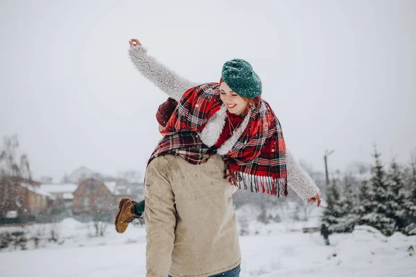 Belos Jovens Casal Amantes Uma Data Parque Inverno Homem Ama — Fotografia de Stock