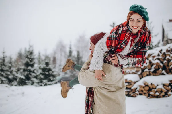 Hermosos Jóvenes Amantes Pareja Una Cita Parque Invierno Hombre Ama — Foto de Stock