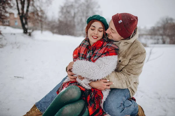Belos Jovens Casal Amantes Uma Data Parque Inverno Homem Ama — Fotografia de Stock