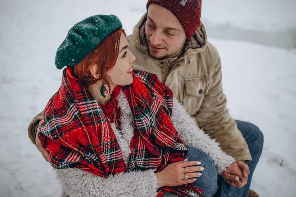 Hermosos Jóvenes Amantes Pareja Una Cita Parque Invierno Hombre Ama — Foto de Stock