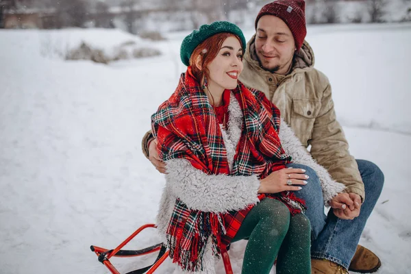 Hermosos Jóvenes Amantes Pareja Una Cita Parque Invierno Hombre Ama —  Fotos de Stock