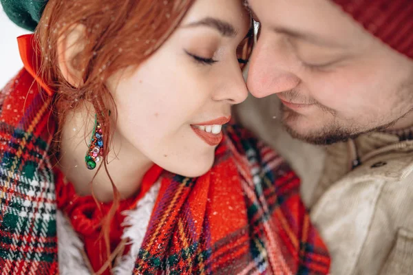 Hermosos Jóvenes Amantes Pareja Una Cita Parque Invierno Hombre Ama — Foto de Stock