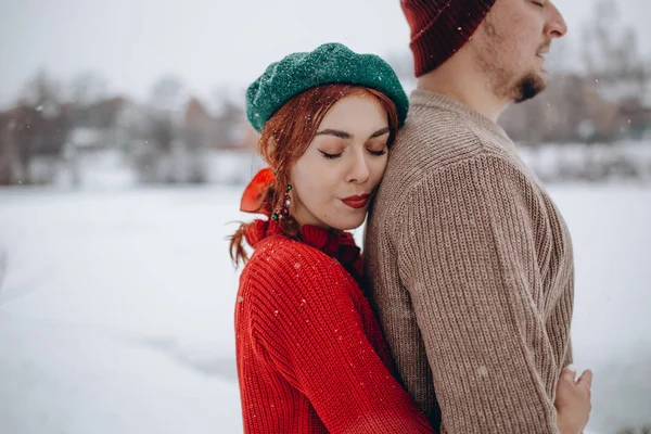 自然の中の美しい若者カップル愛好家の日に冬の公園で 男が愛する日バレンタインデーは女性 — ストック写真