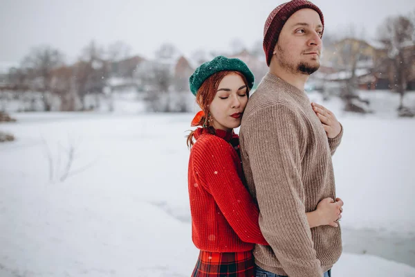 Belos Jovens Casal Amantes Uma Data Parque Inverno Homem Ama — Fotografia de Stock