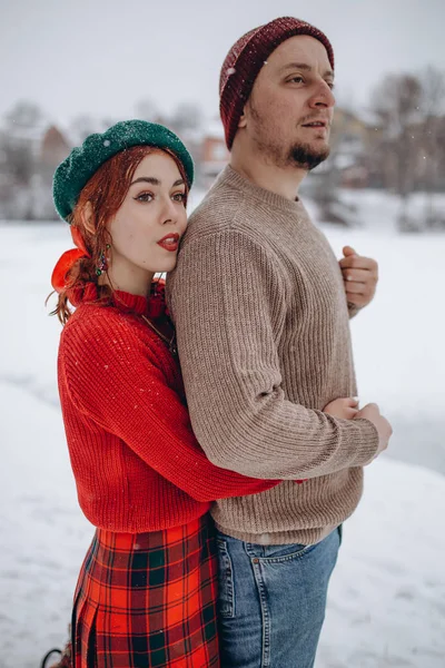 Hermosos Jóvenes Amantes Pareja Una Cita Parque Invierno Hombre Ama —  Fotos de Stock