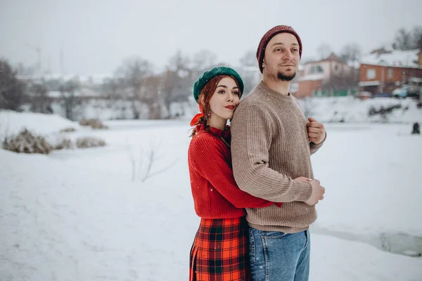 Hermosos Jóvenes Amantes Pareja Una Cita Parque Invierno Hombre Ama — Foto de Stock