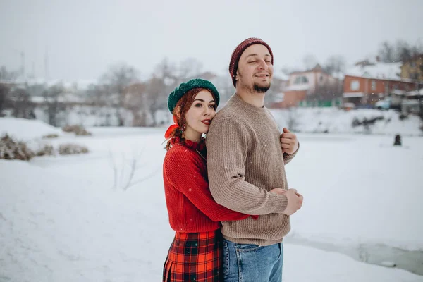 Hermosos Jóvenes Amantes Pareja Una Cita Parque Invierno Hombre Ama —  Fotos de Stock