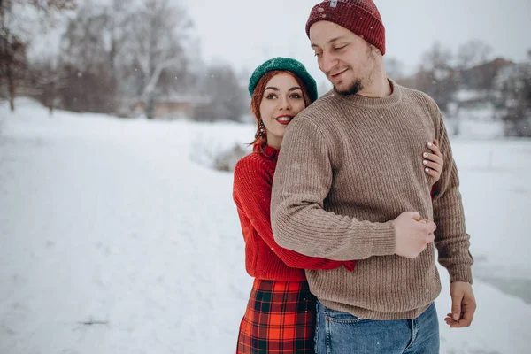 Belos Jovens Casal Amantes Uma Data Parque Inverno Homem Ama — Fotografia de Stock