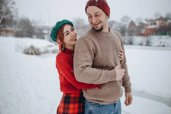 Hermosos Jóvenes Amantes Pareja Una Cita Parque Invierno Hombre Ama — Foto de Stock