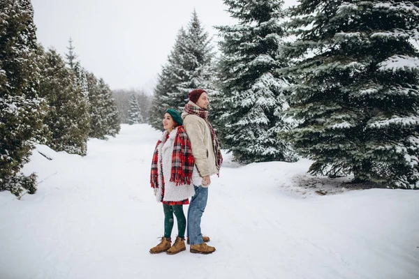 Красивые Молодые Люди Пара Любовников Свидании Зимнем Парке Мужчина Любит — стоковое фото