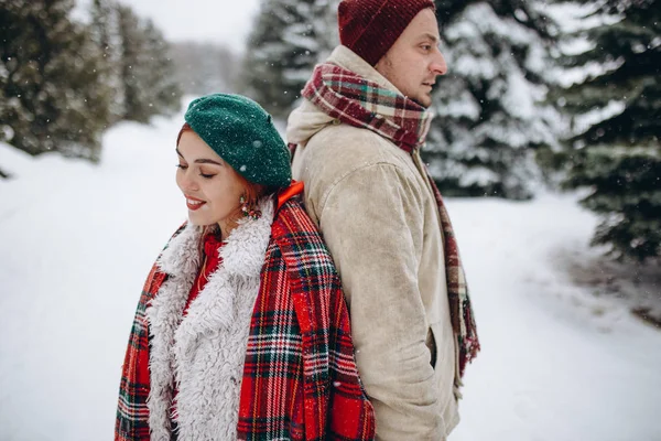 Belos Jovens Casal Amantes Uma Data Parque Inverno Homem Ama — Fotografia de Stock