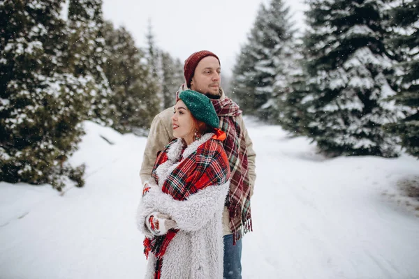 Hermosos Jóvenes Amantes Pareja Una Cita Parque Invierno Hombre Ama — Foto de Stock