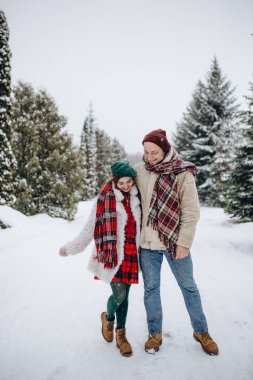Kış parkta güzel genç insanlar çift aşık bir tarihte bir adam, bir kadın bir tarih Sevgililer günü doğada seviyor.