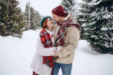 Kış parkta güzel genç insanlar çift aşık bir tarihte bir adam, bir kadın bir tarih Sevgililer günü doğada seviyor.