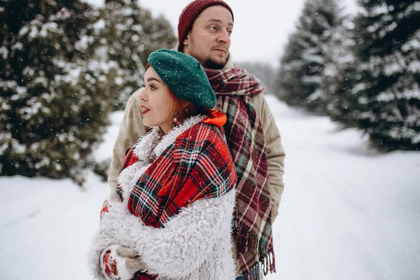 Bella Coppia Giovani Amanti Appuntamento Nel Parco Invernale Uomo Ama — Foto Stock