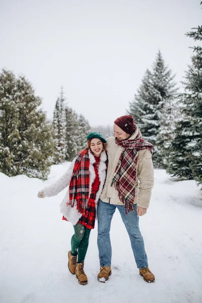 Hermosos Jóvenes Amantes Pareja Una Cita Parque Invierno Hombre Ama — Foto de Stock