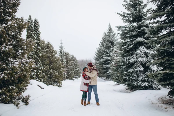 Hermosos Jóvenes Amantes Pareja Una Cita Parque Invierno Hombre Ama — Foto de Stock