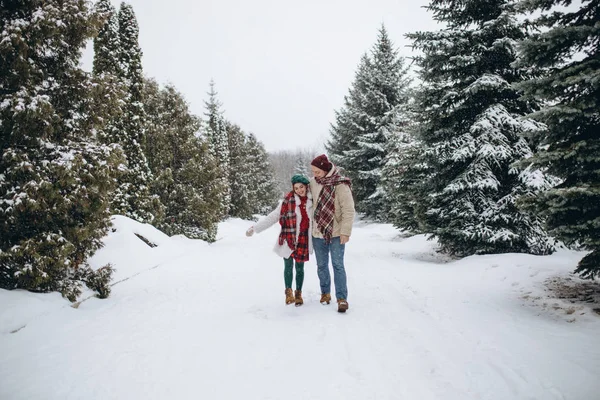 Красивые Молодые Люди Пара Любовников Свидании Зимнем Парке Мужчина Любит — стоковое фото