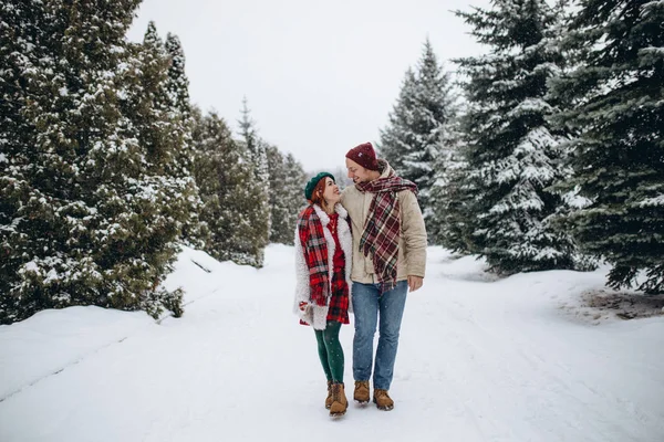 Beaux Jeunes Couples Amoureux Rendez Vous Dans Parc Hiver Homme — Photo