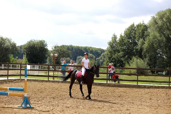 KHMELNYTSKY, UKRAINE, August 28: Unknown rider on a horse during competition matches riding round obstacles — Stock Photo, Image