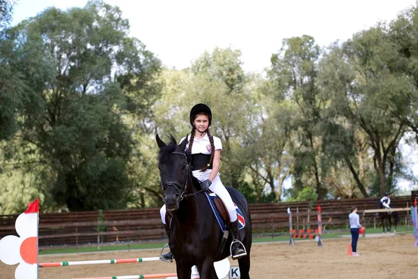 KHMELNYTSKY, UKRAINE, August 28: Unknown rider on a horse during competition matches riding round obstacles — Stock Photo, Image