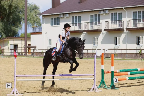 KHMELNYTSKY, UKRAINE, August 28: Unknown rider on a horse during competition matches riding round obstacles — Stock Photo, Image