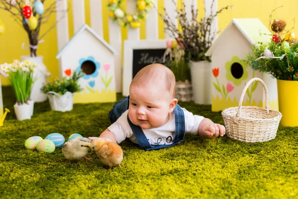 Evde yatakta yatıyordu Paskalya yumurtaları ile şirin bebek