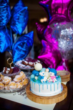 İlk doğum günü pastasının renkli süslemesi