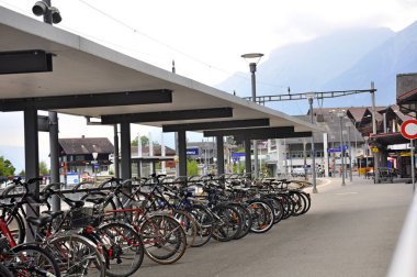 Rostock, Almanya - 26 Mayıs 2018: Bisiklet park yeri dışında Warnemunde, Rostock, Mecklenburg, Almanya'da satırlardaki ayakta Bisikletleri ile tren istasyonu.