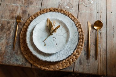 Beyaz plaka ve altın çatal kaşıkla, kızartma, düğün dekorasyon için aletleri. Noel veya tanksgiving akşam yemeği. Yukarıdan