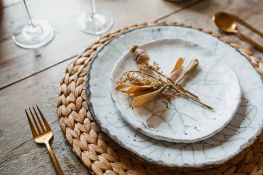 Beyaz plaka ve altın çatal kaşıkla, kızartma, düğün dekorasyon için aletleri. Noel veya tanksgiving akşam yemeği. Yukarıdan