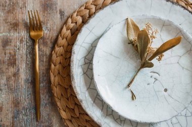 Beyaz plaka ve altın çatal kaşıkla, kızartma, düğün dekorasyon için aletleri. Noel veya tanksgiving akşam yemeği. Yukarıdan