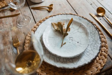 Beyaz plaka ve altın çatal kaşıkla, kızartma, düğün dekorasyon için aletleri. Noel veya tanksgiving akşam yemeği. Yukarıdan