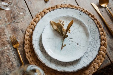 Beyaz plaka ve altın çatal kaşıkla, kızartma, düğün dekorasyon için aletleri. Noel veya tanksgiving akşam yemeği. Yukarıdan