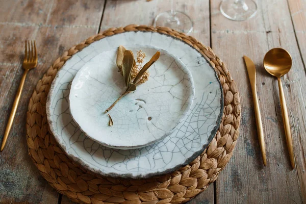 Piatto bianco e forchetta dorata con cucchiaio, elettrodomestici per friggere, decorazione nuziale. Cena di Natale o di Natale. Dall'alto — Foto Stock