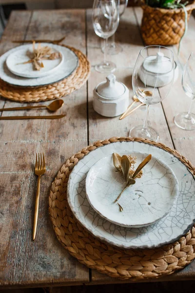 白い皿と黄金のフォーク、スプーンとフライパン、結婚式の装飾のための器具。クリスマスや tanksgiving のディナー。上から — ストック写真