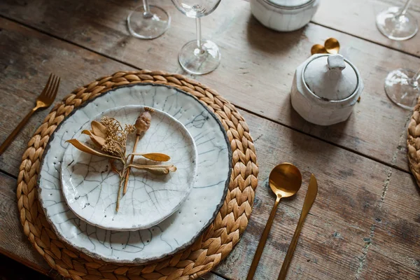 Piatto bianco e forchetta dorata con cucchiaio, elettrodomestici per friggere, decorazione nuziale. Cena di Natale o di Natale. Dall'alto — Foto Stock