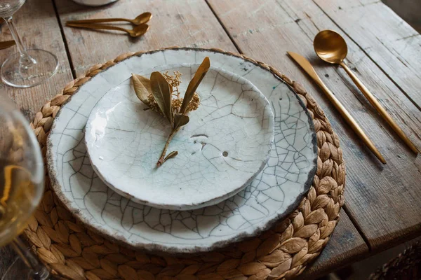 Piatto bianco e forchetta dorata con cucchiaio, elettrodomestici per friggere, decorazione nuziale. Cena di Natale o di Natale. Dall'alto — Foto Stock