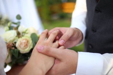 Düğün töreni. damat gelin için nişan yüzüğü koyar. Düğün günü