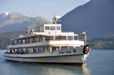 gün doğumunda limandan yelken yolcu gemisi.