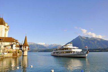 gün doğumunda limandan yelken yolcu gemisi.