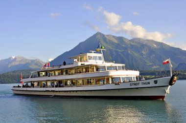 gün doğumunda limandan yelken yolcu gemisi.