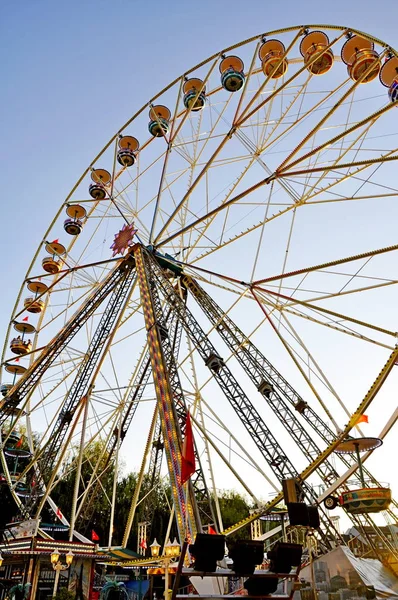 Yaz akşam saatlerinde park üzerinde Attraction tekerlek incelemesi