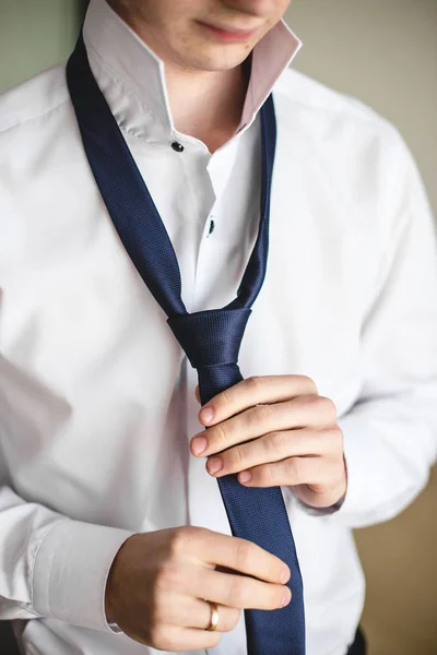 Pessoas, negócios, moda e vestuário conceito - close-up de homem de camisa vestir-se e ajustar gravata no pescoço em casa . — Fotografia de Stock