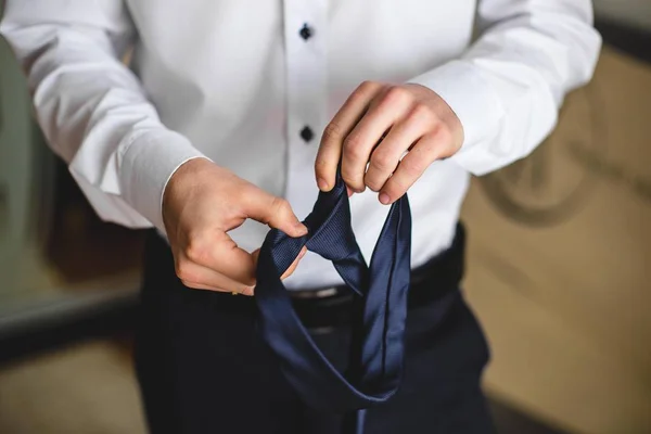 İnsanlar, iş, moda ve giysi konsepti - gömlekli adama yakın giyinmek ve evde kravat ayarlamak. — Stok fotoğraf