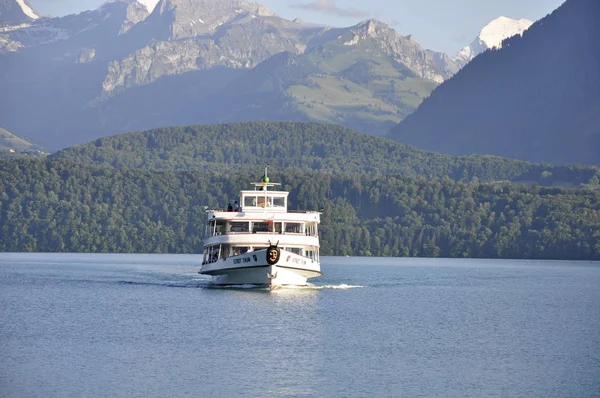 gün doğumunda limandan yelken yolcu gemisi.